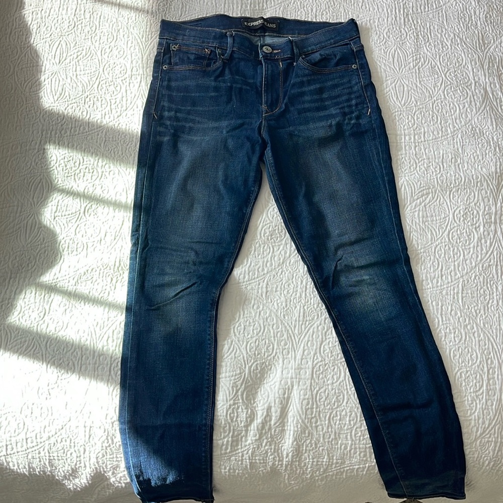 EXPRESS JEANS. size 10R. Skinny mid rise legging
